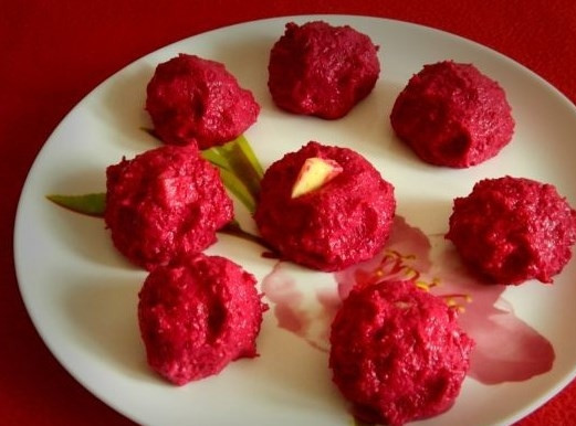 1. Этап. Свекольные котлеты на пару: Полученный фарш посолите и поперчите по вкусу. Сформируйте котлетки. В середину вложите по небольшому кубику сыра.