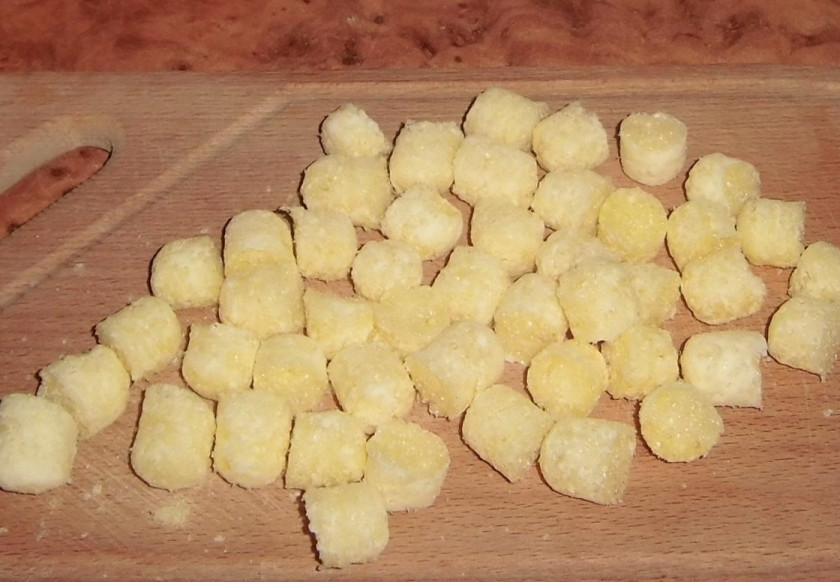 1. Этап. Быстрый и вкусный торт: 1. Кукурузные палочки достаю из упаковки и измельчаю ножом на небольшие кусочки, перекладываю в миску.