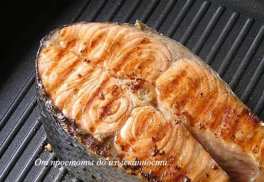 1. Этап. Салат с лососем, апельсином и авокадо: Стейк лосося обжарьте на сухой сковороде-гриль по 4-5 минут с каждой стороны (смотрите по толщине стейка) до готовности.