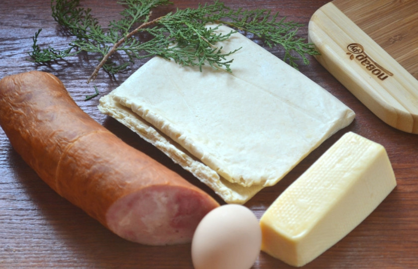 1. Этап. Пирог с начинкой из сыра и ветчины: Подготовьте все необходимые ингредиенты. Тесто для пирога советую брать именно слоено-дрожжевое, тогда пирог получится более нежным.