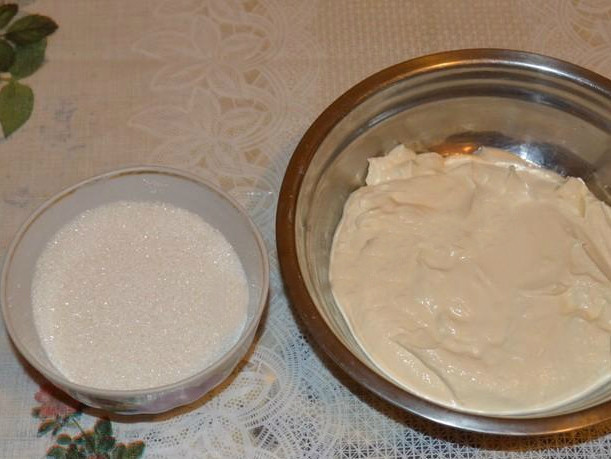 1. Этап. Детский торт с мишкой: Готовим сметанный крем. Все очень просто. Полтора стакана сметаны смешиваем со стаканом сахара, а лучше — с сахарной пудрой. Рекомендую делать это обычной вилкой или венчиком. Добавляем в сметанный крем смесь из орехов с какао. Крем для верхнего коржа делаем в отдельной посуде. Смешиваем вареную сгущенку со сметаной и столовой ложкой какао. Оба вида крема ставим в холодильник.