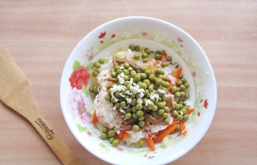 1. Этап. Салат Старорусский с грибами: Добавьте измельченный чеснок.