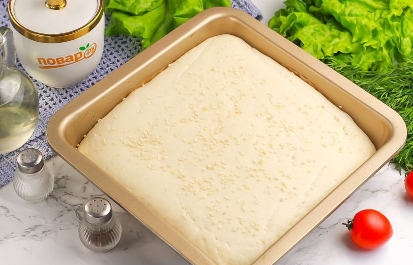 1. Этап. Кисло-сладкий хлеб: Спустя указанное время удалите пленку, разогрейте духовку до 240 градусов и поместите на дно техники поддон с кипятком. Выложите форму на средний ярус и запеките в течение 20 минут.