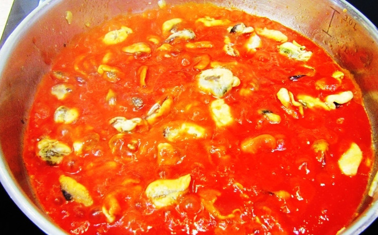 1. Этап. Паста с мидиями: Помидоры очистите, мелко нарежьте и протушите с мидиями, посолите блюдо.