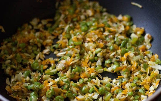 1. Этап. Отварной рис с овощами: В сковороду наливаем растительное масло и начинаем обжаривать овощи.