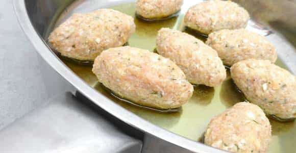 1. Этап. Тефтели в соусе Кефтедес: 5. Сформируйте небольшие тефтельки и выложите на сковороду с разогретым растительным маслом.