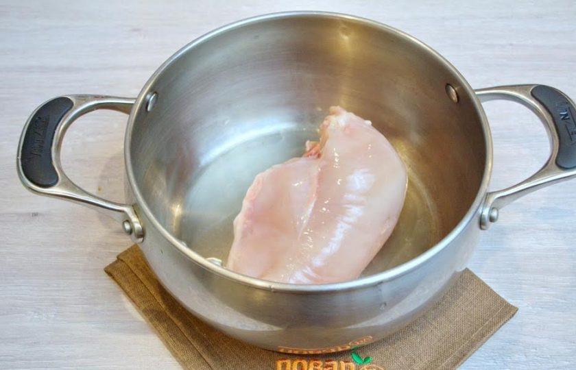 1. Этап. Солянка сборная мясная: 1. В кастрюлю поместите куриное мясо. Залейте холодной водой и поставьте вариться.Когда мясо закипит, снимите пенку и варите 10-15 минут. Пока мясо варится, приступим к следующему шагу.