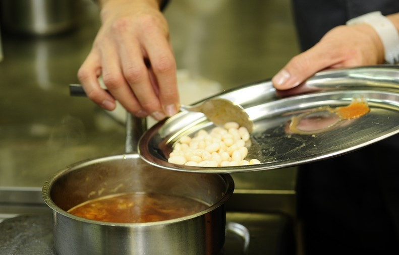 1. Этап. Суп из лисичек с фасолью: Добавляем фасоль и доводим суп до кипения.