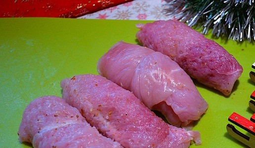 1. Этап. Рулеты-котлеты: Таким образом свернуть 4 рулета.