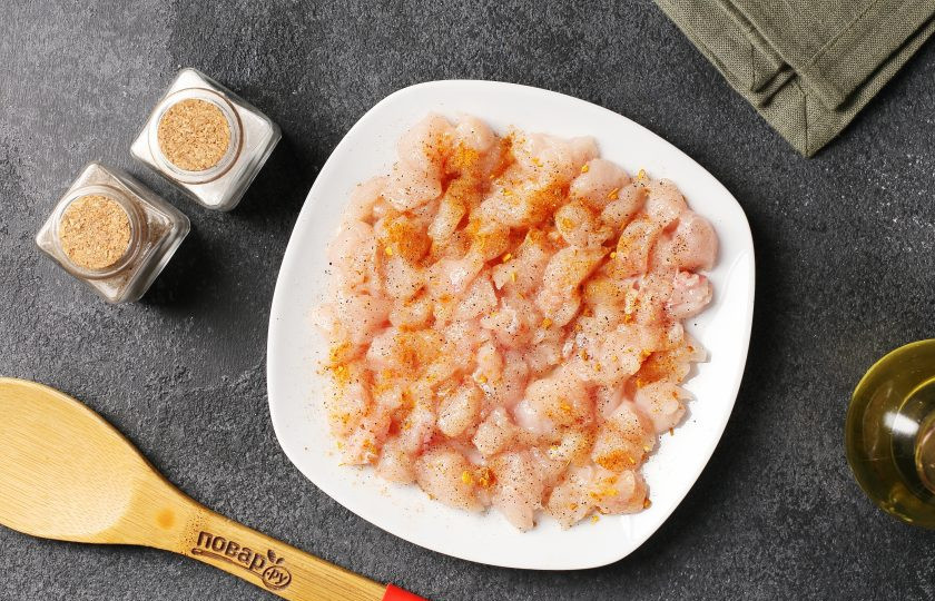 1. Этап. Запеканка из куриного филе с картошкой, грибами и сыром: Куриное филе нарежьте небольшими кусочками, посолите и натрите любимыми специями.