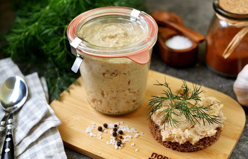 1. Этап. Закуска «Казачья»: Разложите закуску в баночки и отправьте до подачи в холодильник. Готовую закуску подавайте с черным хлебушком, свежей зеленью и солеными огурцами. Приятного аппетита!