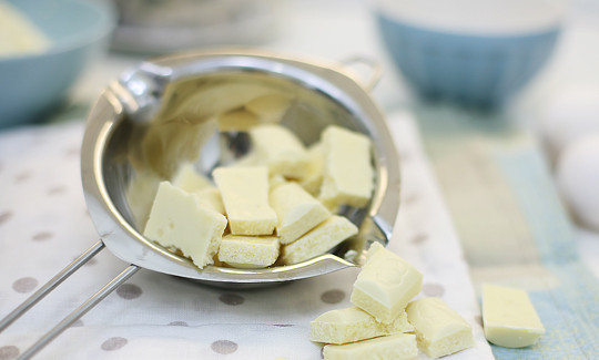 1. Этап. Бисквит на сметане: 2. Плитку белого шоколада разломайте на кусочки и растопите на водяной бане. Добавьте в тесто, чуть-чуть остудив. Использовать можно и черный шоколад, однако с белым бисквит будет нежнее.