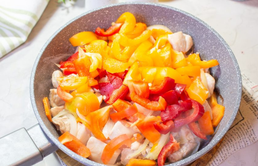 1. Этап. Курица с красной фасолью и перцем: Перец болгарский очистите от семян. Мякоть нарежьте тонкими полосками и добавьте в сковороду. Готовьте пару минут.