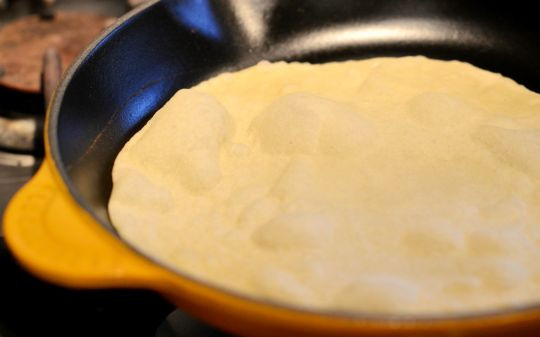 1. Этап. Мексиканская лепешка: 6. Разогреть немного сковороду. Добавлять масло не нужно. Выложить лепешку и на среднем огне жарить около 20-30 секунд, затем перевернуть и жарить еще около 10-20 секунд. Вот все, лепешки готовы. Чтобы они не подсыхали, их лучше всего завернуть в полотенце и отправить в холодильник. При желании перед употреблением можно немного подогреть лепешки и подавать к столу.