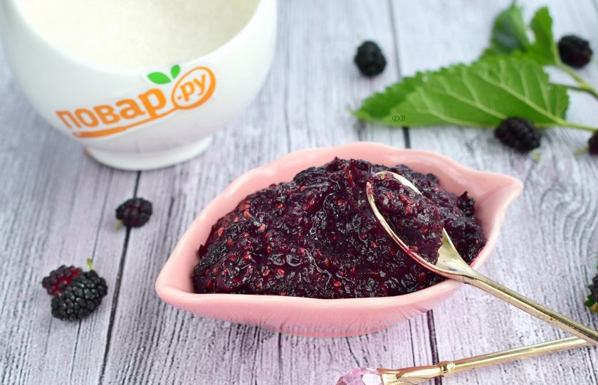 1. Этап. Повидло из шелковицы: 4. Готовое повидло из шелковицы немного охладите. Еще теплое, но не горячее разложите по стерилизованным сухим банкам. Когда сверху появится корочка, закройте банки с повидлом полиэтиленовыми крышками. Храните в прохладном месте. Приятного аппетита!