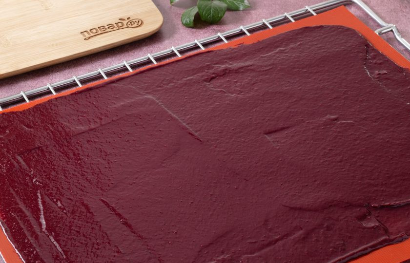 1. Этап. Домашняя пастила из смородины: Получившееся пюре выложите на противень с силиконовым ковриком. Распределите пюре ровным слоем не толще 7-8 мм. Разогрейте духовку до 65-75 градусов. Сушите пастилу в духовке с приоткрытой дверцей примерно 10-12 часов.