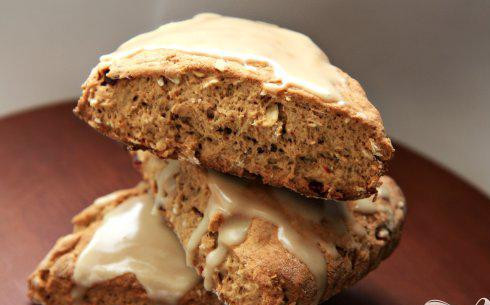 1. Этап. Имбирное печенье с клюквой: 5. Чтобы приготовить глазурь, объединить все ингредиенты в миске. Добавить больше сахара или молока, для достижения нужной консистенции. Используя ложку, полить охлажденное печенье глазурью и дать ей высохнуть.