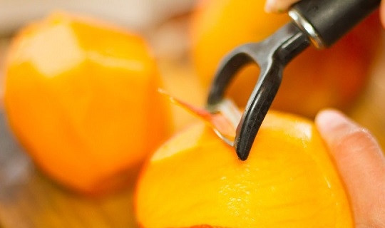 1. Этап. Острый салат с манго и помидорами: 1. Аккуратно очистите манго. Нарежьте его средними ломтиками или кубиками.