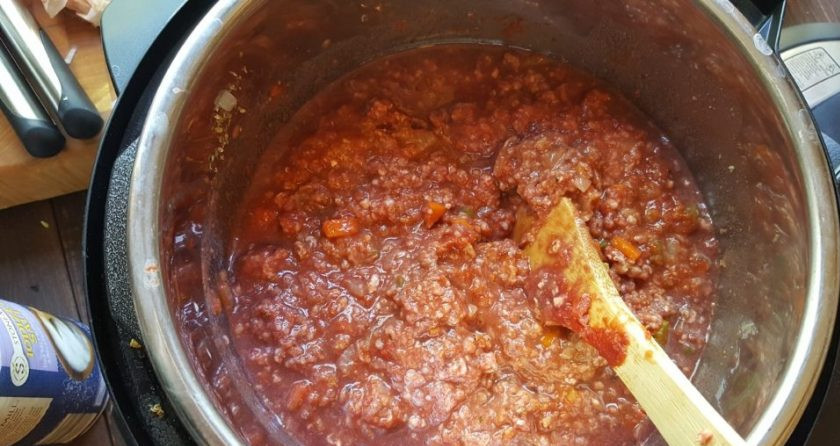 1. Этап. Соус Болоньезе без вина: Теперь добавьте все остальные ингредиенты и хорошо перемешайте, чтоб фарш не остался комочками.