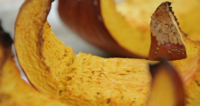 1. Этап. Тыквенные гноччи: 1. Для начала почистите тыкву от кожуры и семечек.