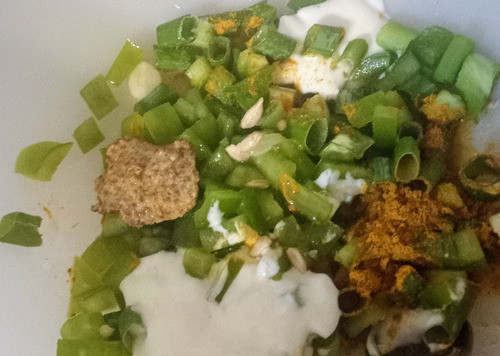 1. Этап. Салат из тунца и фасоли: Собираем салат. В салатницу положить лук зелёный, горчицу, карри и майонез. Если используете опциональные овощи, то на этом этапе добавьте перец болгарский, морковь, сельдерей.