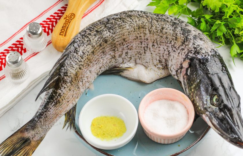 1. Этап. Юкола из щуки: Подготовьте указанные продукты. С рыбы счистите чешую, выпотрошите ее, срежьте голову, хвост и плавники — из них можно сварить вкусную уху! Промойте тушку.