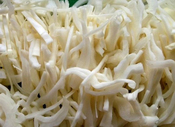 1. Этап. Салат Венецианская серенада: Капусту шинкуем и обминаем руками, чтобы стала мягче.