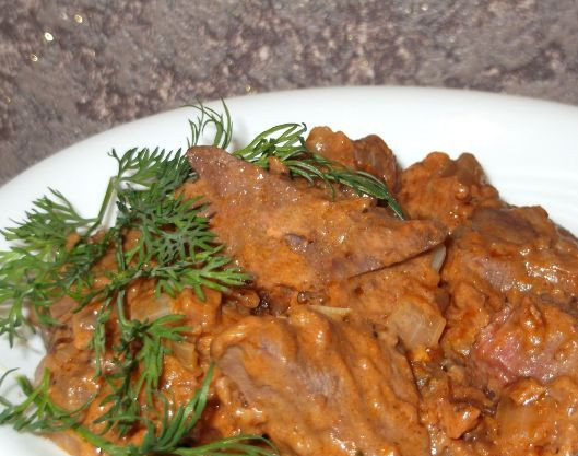 1. Этап. Гуляш из печенки свиной: 7. При подаче можно украсить готовый гуляш зеленью. Приятного аппетита!