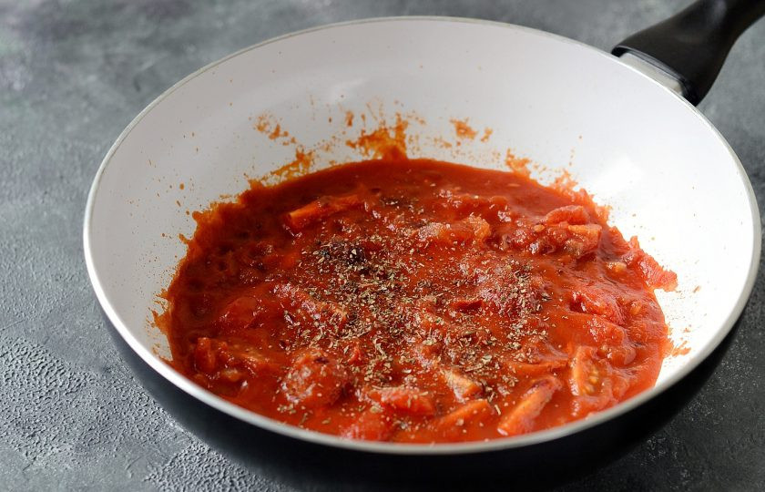 1. Этап. Паста Арабьята: Следом влейте протертые томаты. Через пару минут, когда смесь начнет закипать, добавьте все специи и соль. Готовьте соус еще пару минут. Если соус кажется кислым, добавьте немного сахара.