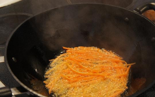 1. Этап. Палтус в духовке: Берем вок, разогреваем в нем растительное масло, затем кладем морковь и быстро обжариваем 3 минуты.