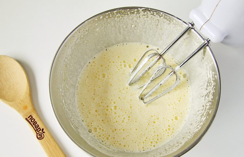 1. Этап. Кабачковый пирог в мультиварке: Яйца взбейте с сахаром в пышную пену. Добавьте ко взбитым яйцам растительное масло и перемешайте.