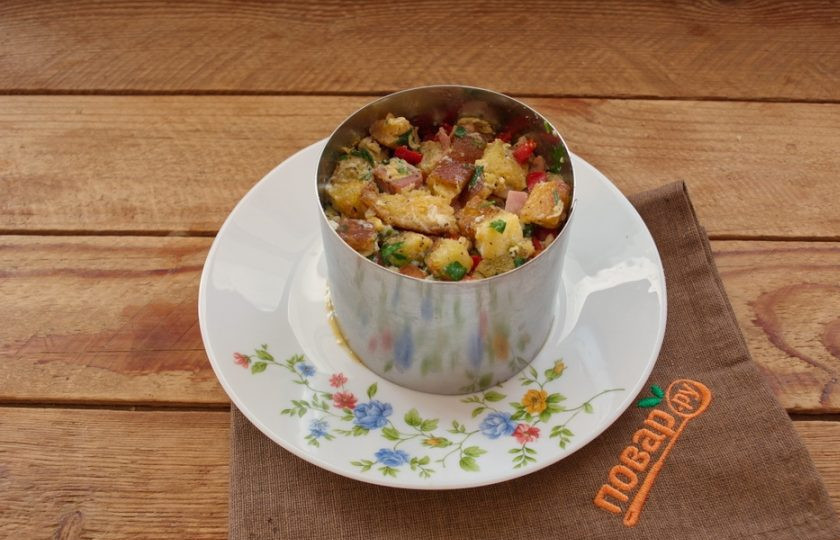 1. Этап. Чудесная закуска из жареного хлеба и яйца: При помощи сервировочного кольца выложите полученную массу.