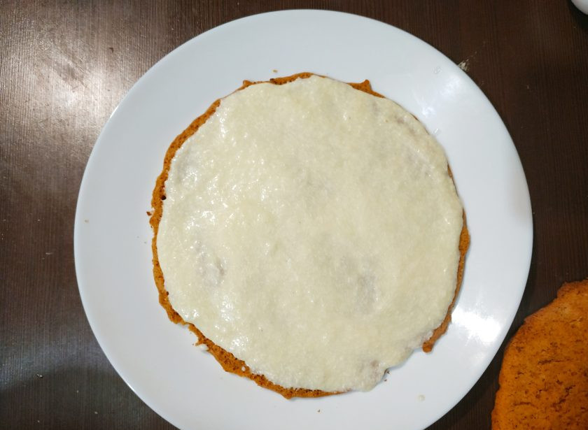 1. Этап. Торт Карамельная девочка: Когда коржи остынут, смажьте их кремом, соберите торт и отправьте в холодильник. Он должен настояться в течение ночи.