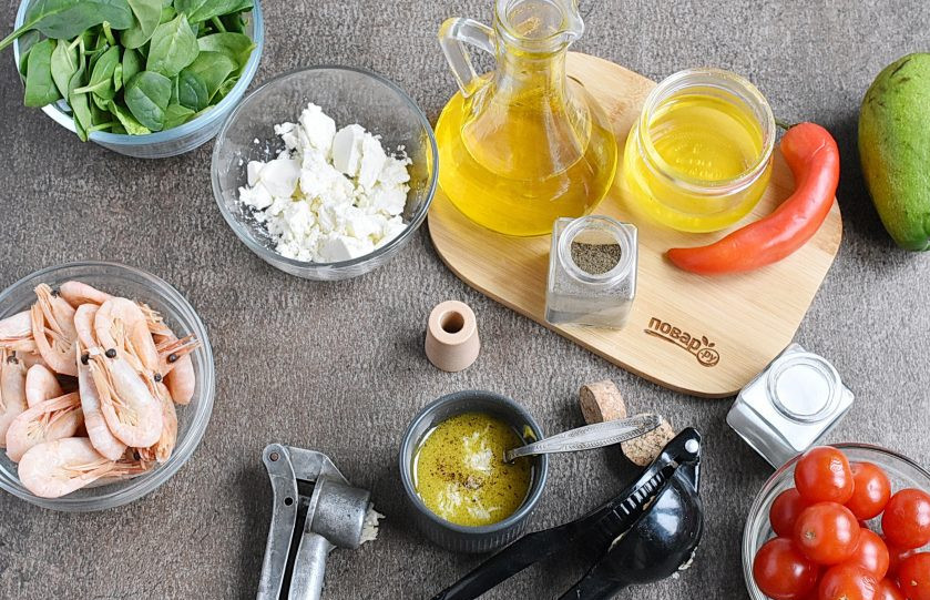 1. Этап. Салат с креветками, авокадо и помидорами черри: Начните с приготовления заправки. Тщательно смешайте горчицу с медом и свежевыжатым лимонным соком. Добавьте оливковое масло и хорошо взбейте вилочкой. Посолите и поперчите по вкусу, добавьте измельченный зубчик чеснока и еще раз взбейте.