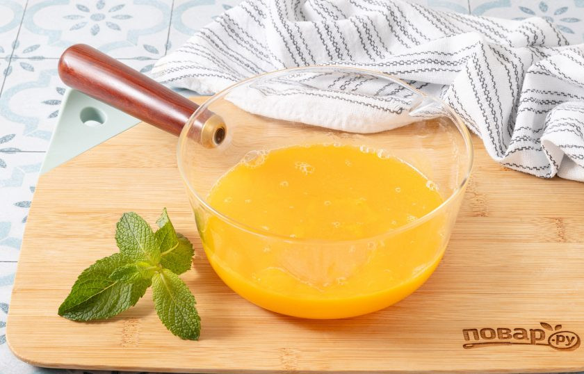 1. Этап. Желе из манго: В сотейнике соедините апельсиновый сок с пюре манго, добавьте сахар и ванильный ароматизатор. Доведите до кипения на среднем огне, постоянно помешивая.