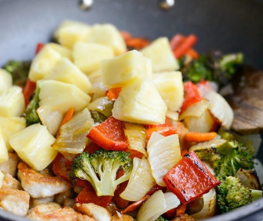Кисло-сладкая курица стир-фрай 1. Этап. Кисло-сладкая курица стир-фрай: Затем в сковороду добавьте ананас кубиками, овощи из духовки и соус.