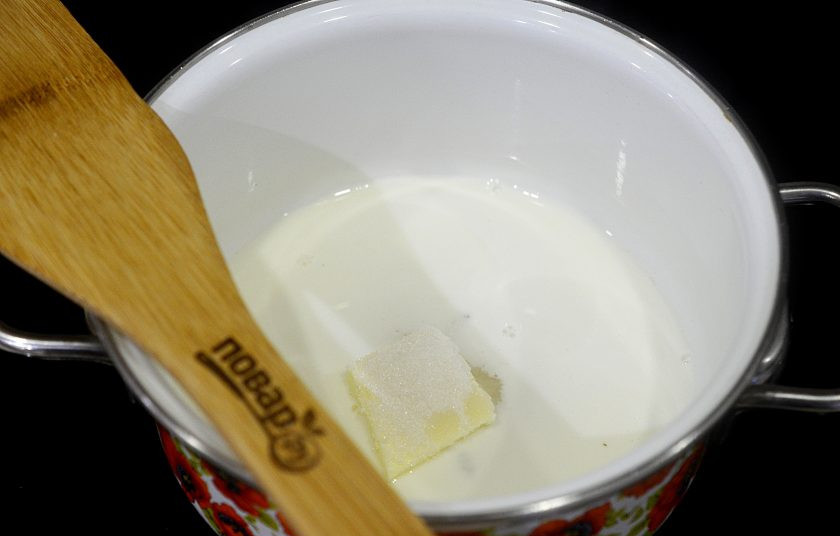 1. Этап. Канеле: 2. Молоко, сливки, ванильный сахар и половину сахара и масло доведите до кипения на плите. Снимите с огня.