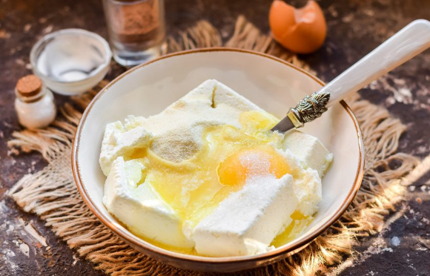 1. Этап. Варшавский сырник: Сливочное масло растопите и влейте в творог, после все хорошо перемешайте.