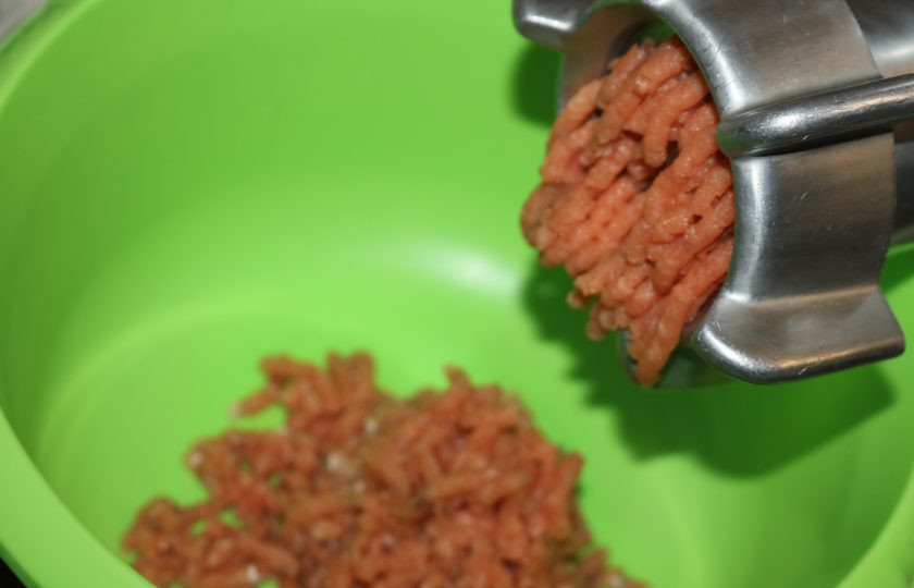 1. Этап. Фишболы: Филе пропустите через мясорубку вместе с луком.