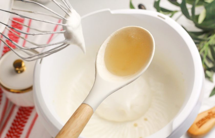 1. Этап. Зефир из яблок: Вливайте приготовленный сироп с агар-агаром в белковую массу по частям, средней толщины струйкой, не прекращая взбивать. Старайтесь, чтобы сироп не попадал на лопасти техники и не разбрызгивался вокруг.