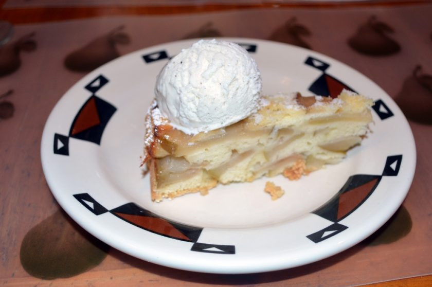 1. Этап. Яблочная шарлотка простая: 9. Если подать шарлотку с мороженым получится еще вкуснее!