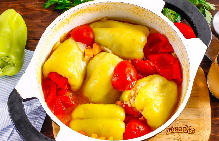 1. Этап. Фаршированный перец по-узбекски: Чтобы проверить готовность блюда, аккуратно проколите один перец и попробуйте рис на вкус — он не должен быть недоваренным. Выключите нагрев.