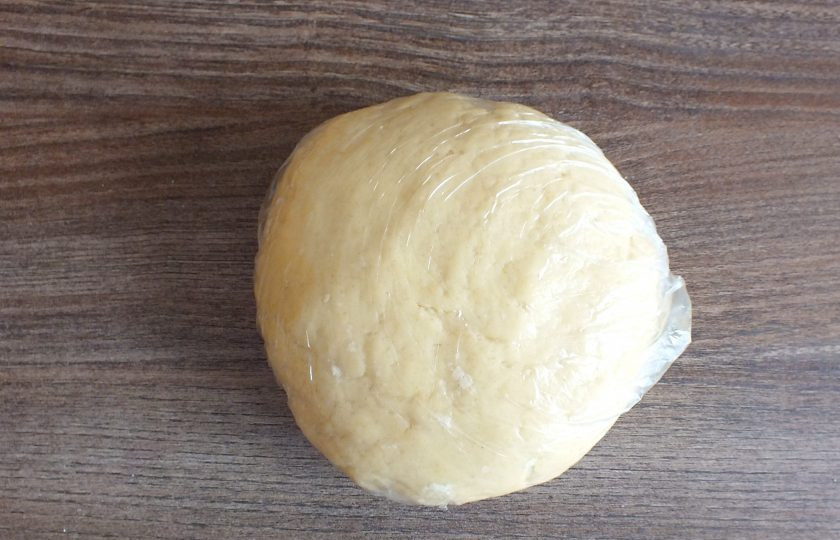 1. Этап. Корзиночки с зефирным кремом: Замесите мягкое, упругое тесто. Заверните в целлофановый пакет и уберите на 30 минут в холодильник.