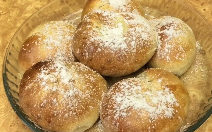 1. Этап. Булочки Улитки с заварным кремом: 9. Полностью остудите булочки на решетке и посыпьте сахарной пудрой. Приятного аппетита!