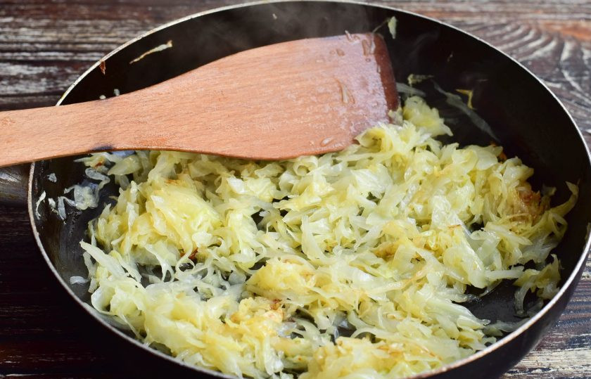 1. Этап. Беляши с капустой: Тушите капусту в сковороде, на которую предварительно налейте растительное масло или воду в течение 7-10 минут. Добавьте пару щепоток соли.