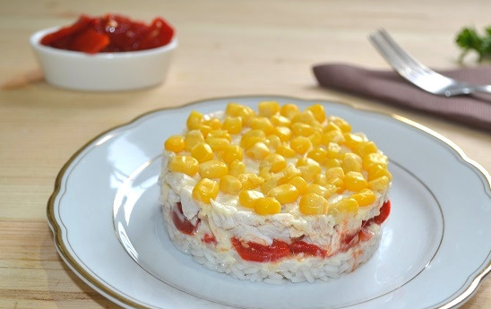 1. Этап. Салат с консервированным перцем: 11. Аккуратно удалите кольцо и салатик готов. Приятного аппетита!