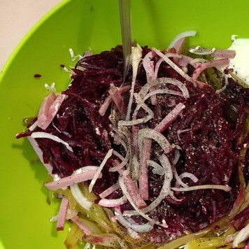 1. Этап. Мясной салат со свеклой: В глубокой миске смешать все ингредиенты, поперчить по вкусу. Солить не нужно, так как в огурцах и копченой говядине достаточно соли, чтобы салат не был пресным.