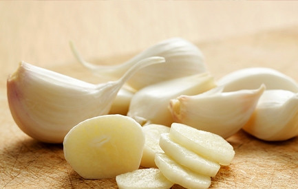 1. Этап. Баранина с болгарским перцем: Чеснок очищаем и нарезаем кружочками.