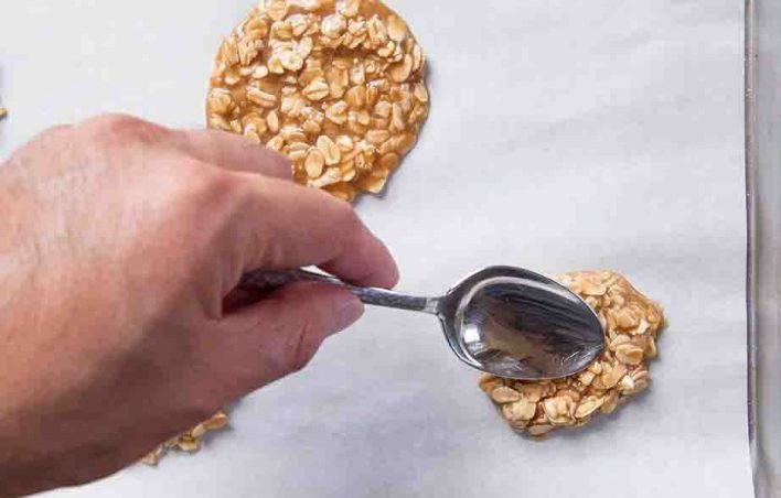 1. Этап. Тонкое овсяное печенье: 6. Другой стороной ложки немного размажьте тесто по бумаге, чтобы получился тонкий слой.