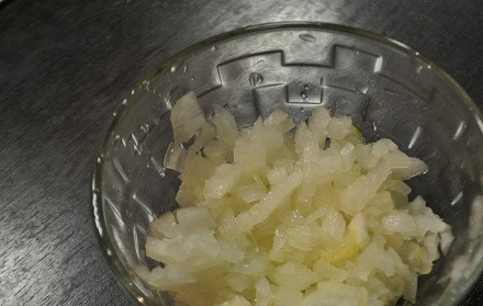 1. Этап. Салат Мимоза с мышками: Стараемся как можно мельче нарезать лук. Сбрызнем его уксусом или лимонным соком, чтобы убрать горечь, и пусть постоит немного.